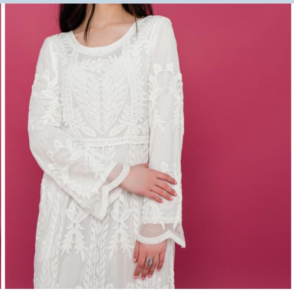 Lace white dress. Maxi long sleeve. Lined.Pockets